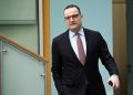 Germania, si dimette Jens Spahn: scontro politico sulla maternità surrogata