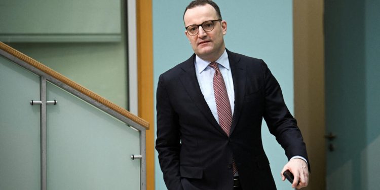 Germania, si dimette Jens Spahn: scontro politico sulla maternità surrogata