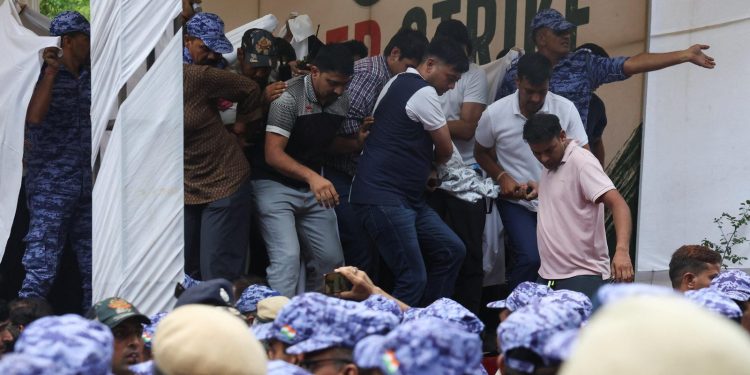 India, attivista del "Partito delle Blatte" ricoverato a forza