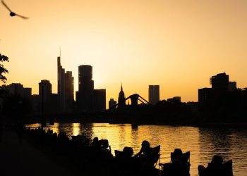 Il Pil dell'Eurozona cresce, mentre gli Stati Uniti rallentano