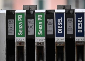 Carburanti, benzina sopra 2 euro al litro: massimi da settembre 2023