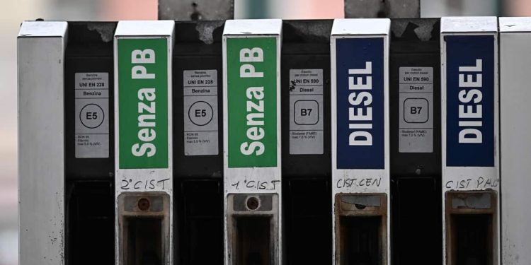 Carburanti, benzina sopra 2 euro al litro: massimi da settembre 2023