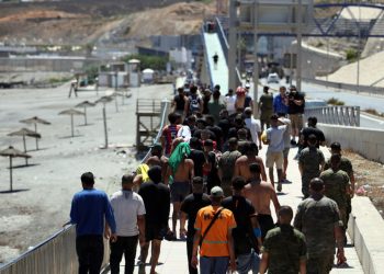 Ceuta travolta dai migranti: dopo l'assalto esplode l'emergenza minori