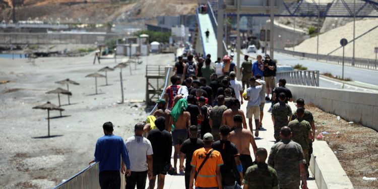 Ceuta travolta dai migranti: dopo l'assalto esplode l'emergenza minori