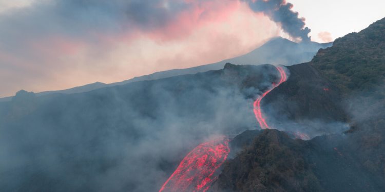 Etna, nuova attività alla Voragine: l'INGV rileva un tremore alto