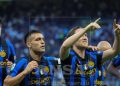 L'Inter travolge il Monza, il Napoli vince a Genova tra le proteste
