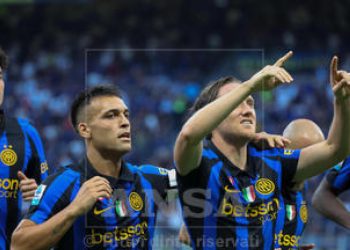 L'Inter travolge il Monza, il Napoli vince a Genova tra le proteste
