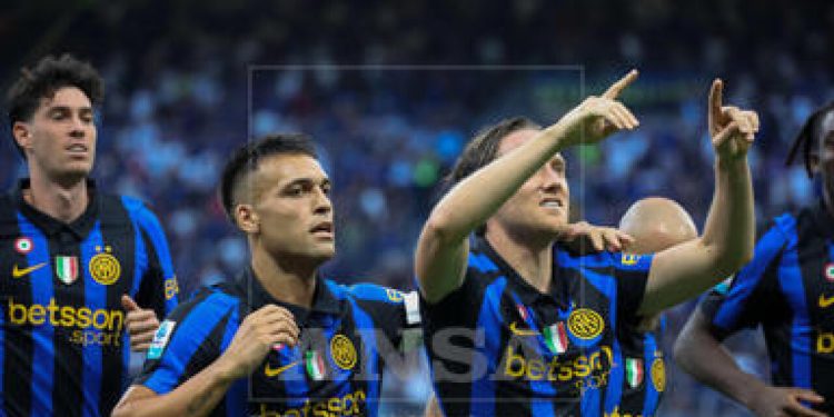 L'Inter travolge il Monza, il Napoli vince a Genova tra le proteste