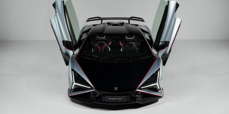 Lamborghini svela la Revuelto SV: l'ibrida da 1.065 CV