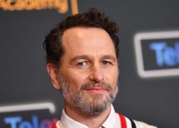 Matthew Rhys e il fascino della barba grigia a contrasto