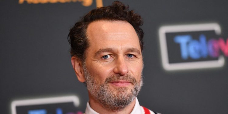 Matthew Rhys e il fascino della barba grigia a contrasto