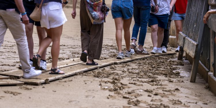 Palio di Siena rinviato per pioggia: corsa slitta a lunedì